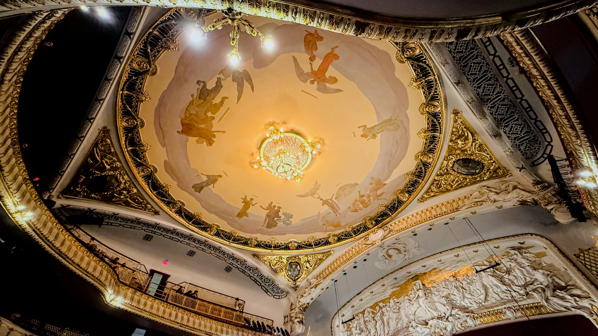 Teto circular ornamentado e lustre do auditório do Theatro Municipal de São Paulo.