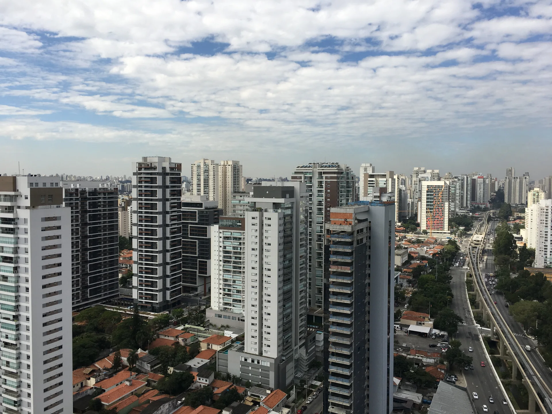 Vista diurna de edifícios e via urbana no Brooklin Novo, São Paulo; imagem de contexto do destino, não representa o WTC Events Center, sua propriedade ou seus serviços.