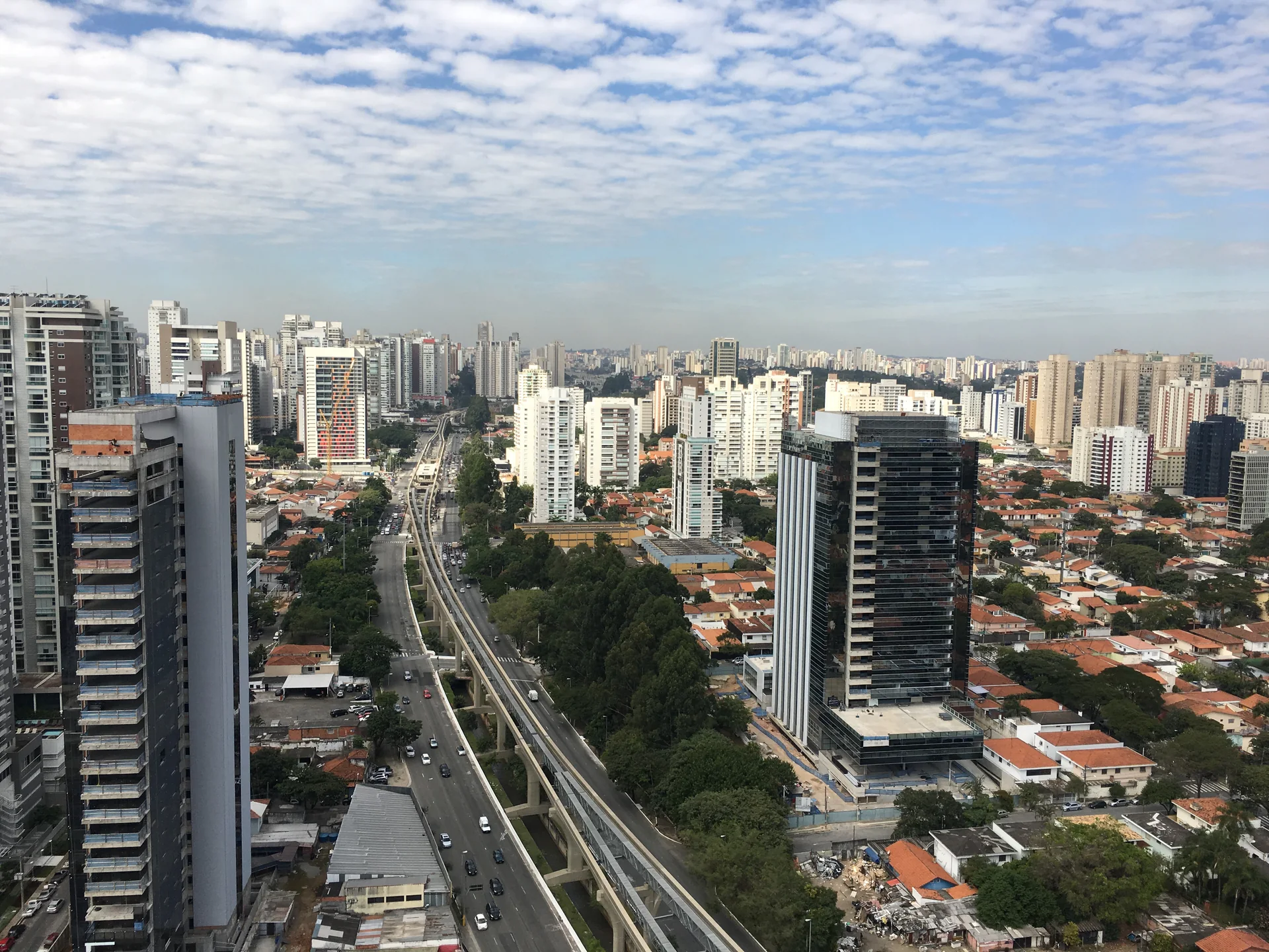 Panorama diurno do Brooklin Novo, em São Paulo, com prédios e via elevada; imagem de contexto do destino, não representa o WTC Events Center, sua propriedade ou seus serviços.