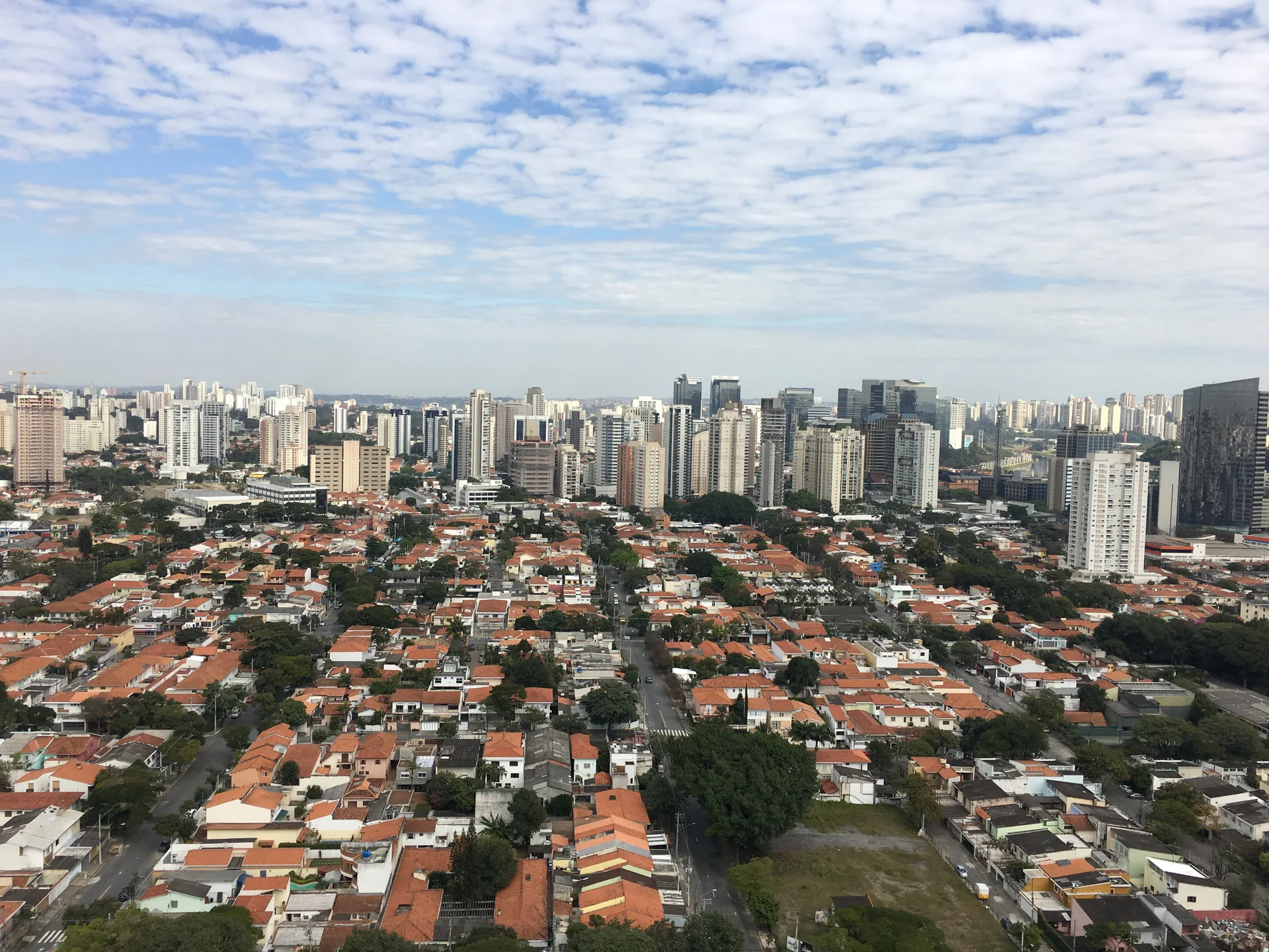 Vista diurna do tecido urbano do Brooklin Novo e de edifícios corporativos ao fundo, em São Paulo; imagem de contexto do destino, não representa o WTC Events Center, sua propriedade ou seus serviços.